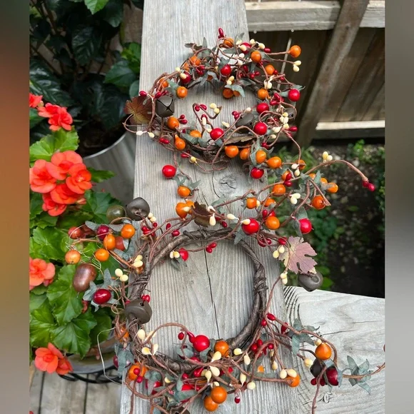 2 gorgeous fall wreaths adorned w/seeds, flowers & metal leaves & bells - Picture 4 of 14